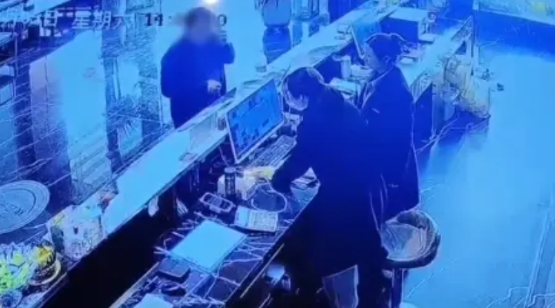 7月9日，湖南湘潭县尹先生反映，他妻子和湘潭县一公职人员肖某多次开房。尹先生称，