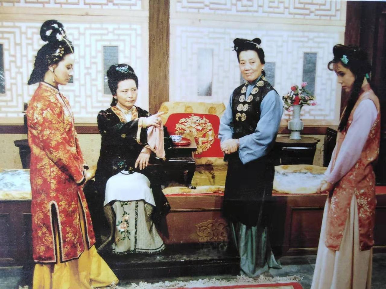 读者怀疑袭人，是因为袭人有这个动机，宝玉怀疑袭人，有些让人难以理解，毕竟袭人是宝