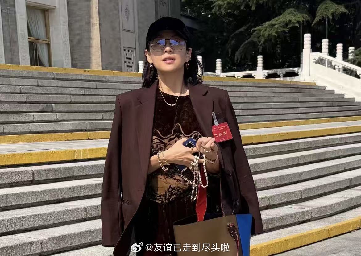 网友友谊宾馆偶遇章子怡，本人很瘦，戴着帽子和眼镜都盖不住的颜值和气场章子怡[超话