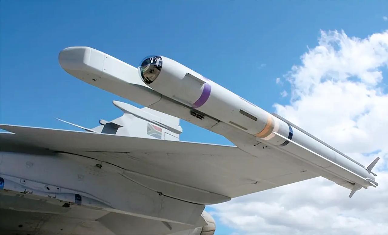 储量庞大的霹雳-12空空导弹出路在哪？霹雳-12空空导弹，曾是中国空军的骄傲，但