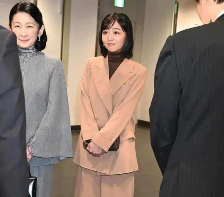 佳子公主和爹妈出来营业了去看花卉展。佳子公主过了30岁生日，她的婚事目前