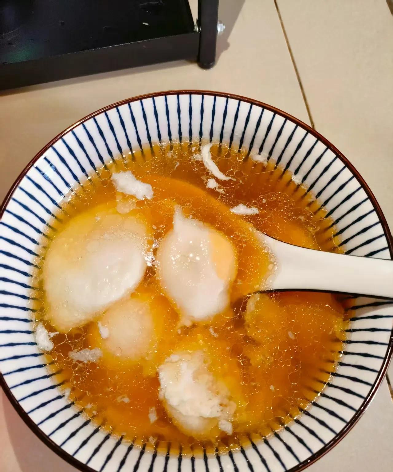 小孩跟我老公从老家回来了，但公婆没给鸡鸭肉，后面才知道鸡鸭要留着卖钱，要卖钱给六