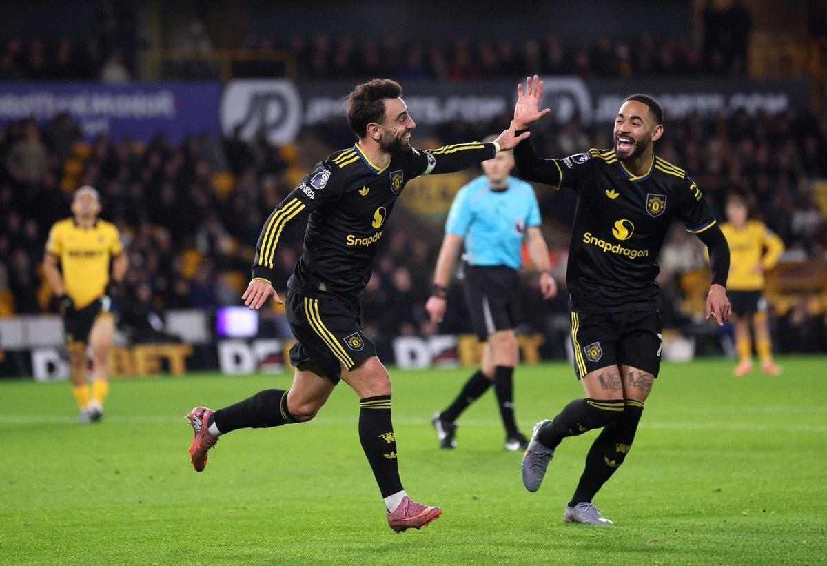 曼联4-1战胜联赛垫底的狼队，送给对手九连败，同时曼联联赛排名上升到第六位，B费