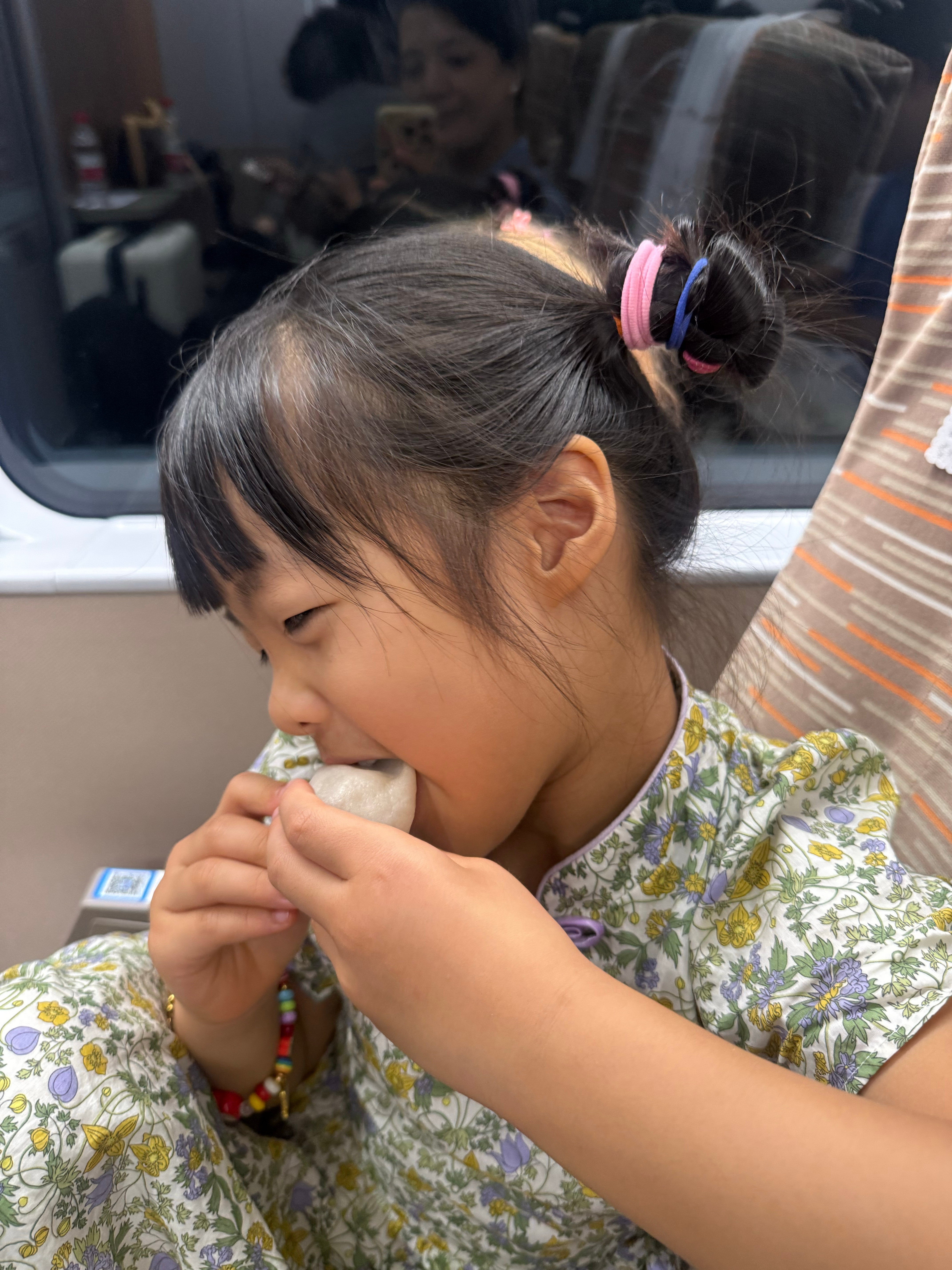 现在看小陈也不顺眼了一上静音车厢，他就给妹中午打包的饺子妹吃得满手流油，看着要往