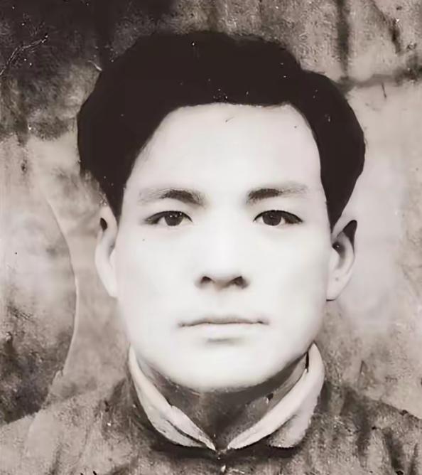 1943年，大汉奸站田边解手，一个老农突然抄起粪叉猛砸其脑袋。没想到，八路军司令