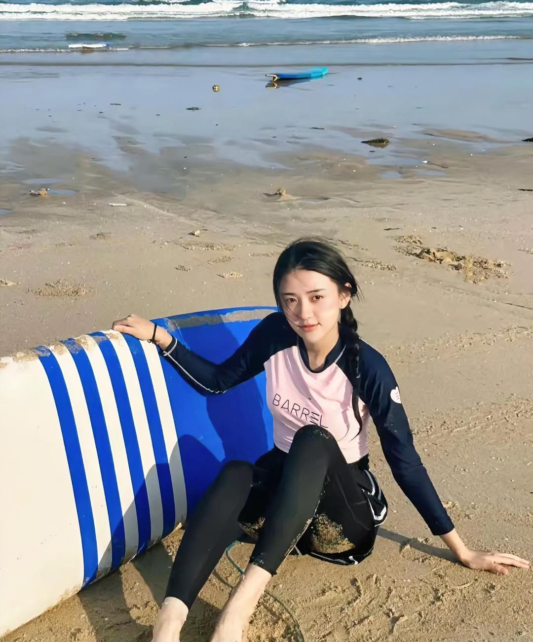 梁洁，脚趾头有个性，算不上美脚吧！但也不丑，你们看看是不是呢？