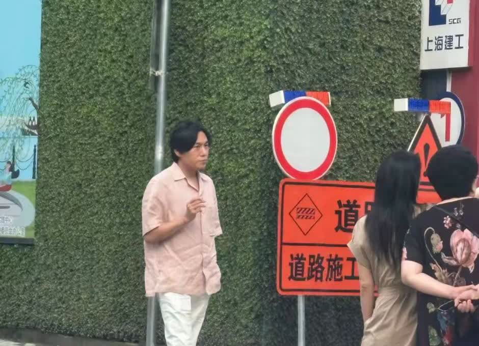 伊能静、秦昊在上海看房，带上了东北的老爸老妈，这是趁房价低迷，为二老购置一套吗？