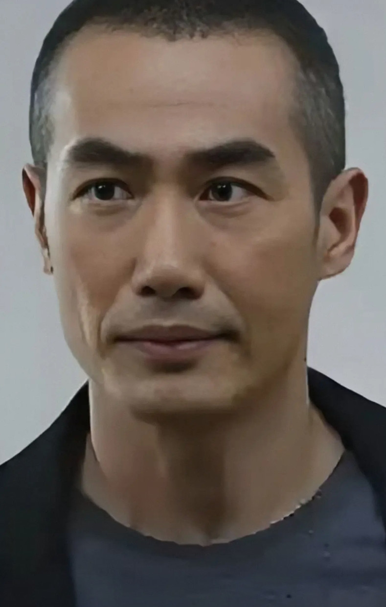他才是《生万物》里最帅的那个。剑眉星目，嘴角分明。比费文典帅吧？比封大脚帅吧