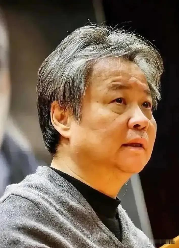 余华icon说：“年轻的时候，我们总想改变世界；后来才发现，世界根本轮不到我们来