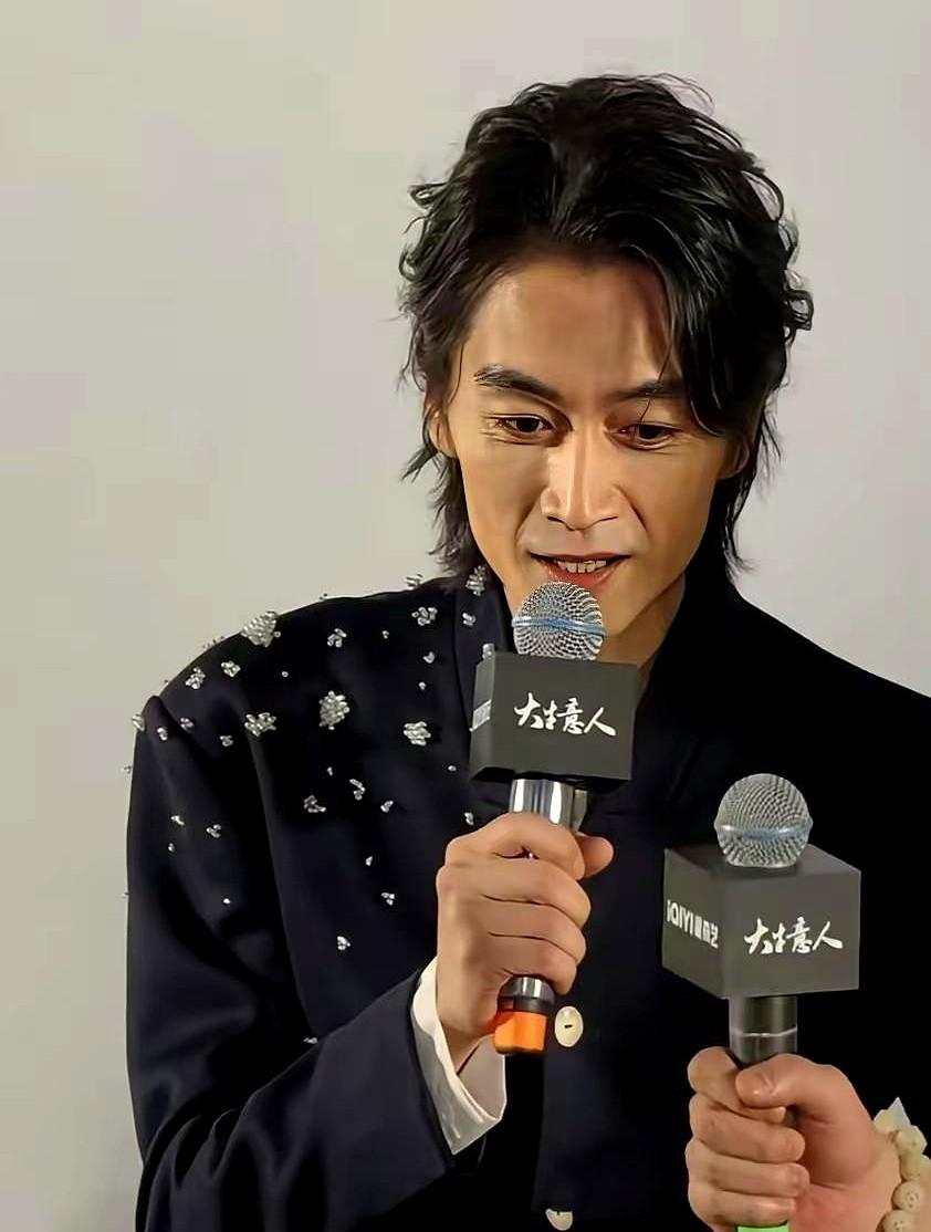 果然还是男人最懂男人，我问我老公，怎么陈晓现在眼里无光陈晓除拍戏几乎不露面，