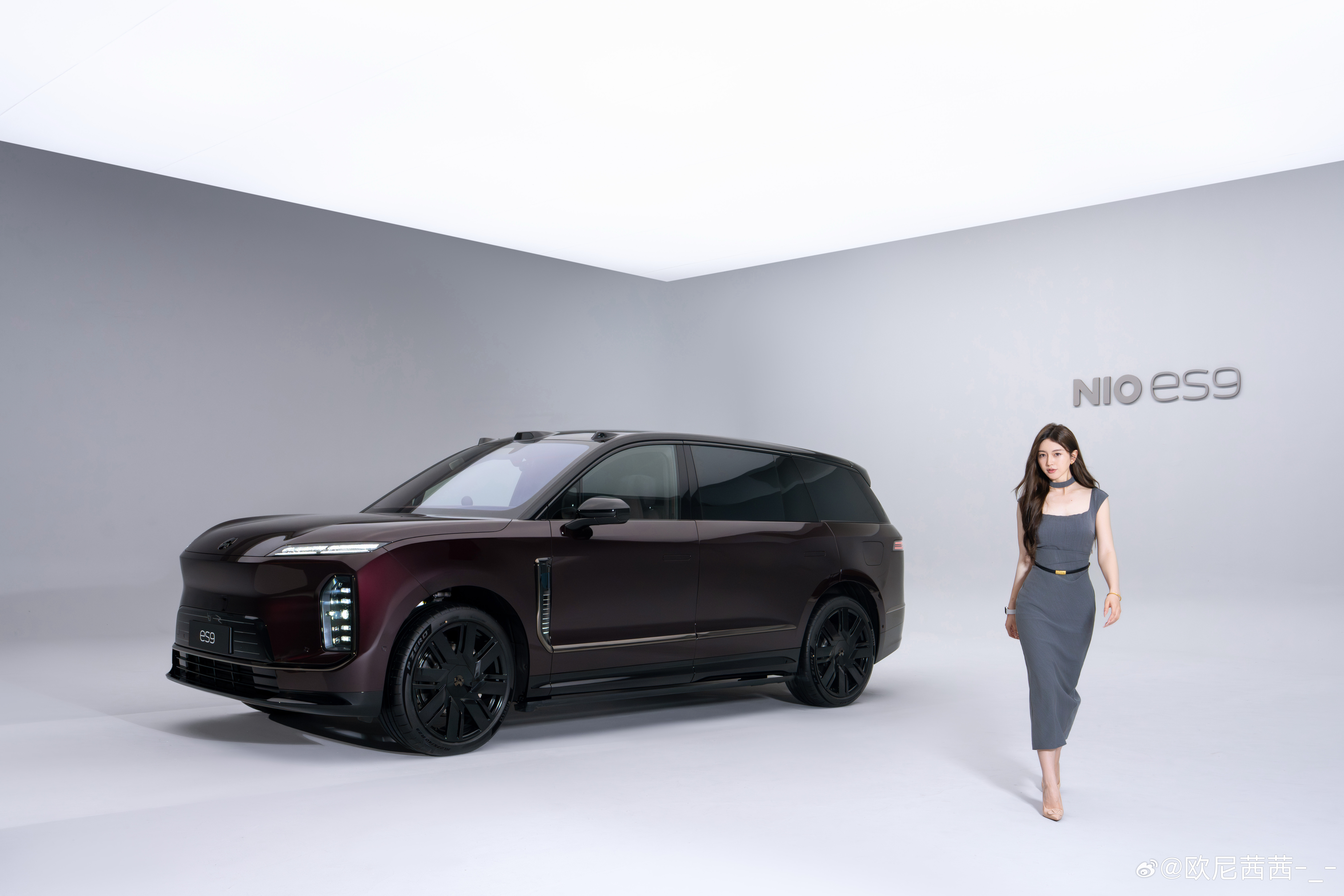 梗图官摄的，竖图我的摄影拍的。评价一下叭～这个颜色是我最喜欢的欧尼茜茜蔚来ES9