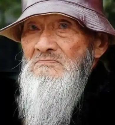 1995年，“中国长寿之王”龚来发去世，终身未娶活到133岁，匪夷所思的是，他有