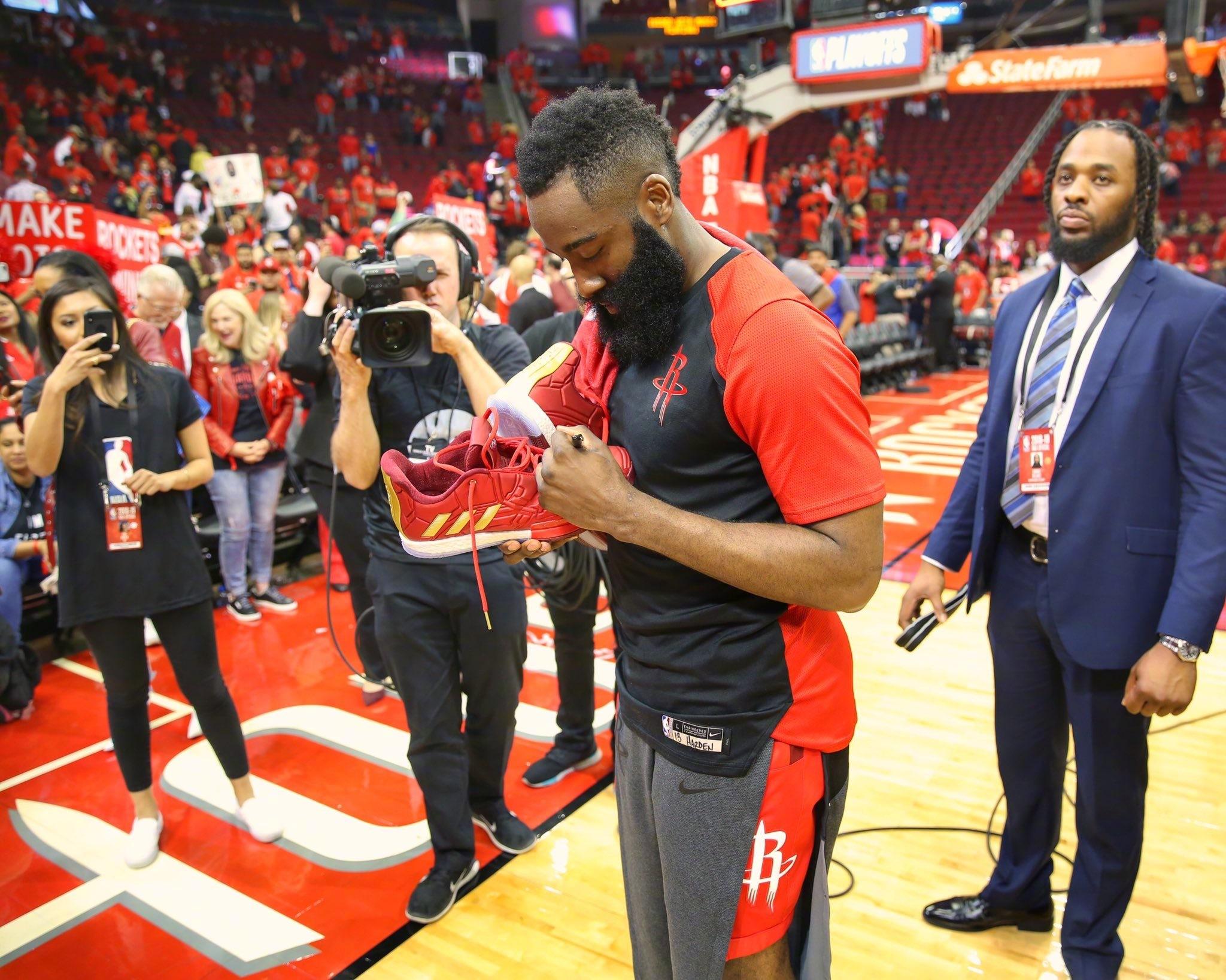 哈登要求洛杉矶快船队交易自己，因为他已经觉得自己在洛杉矶快船队没有未来，在这里他