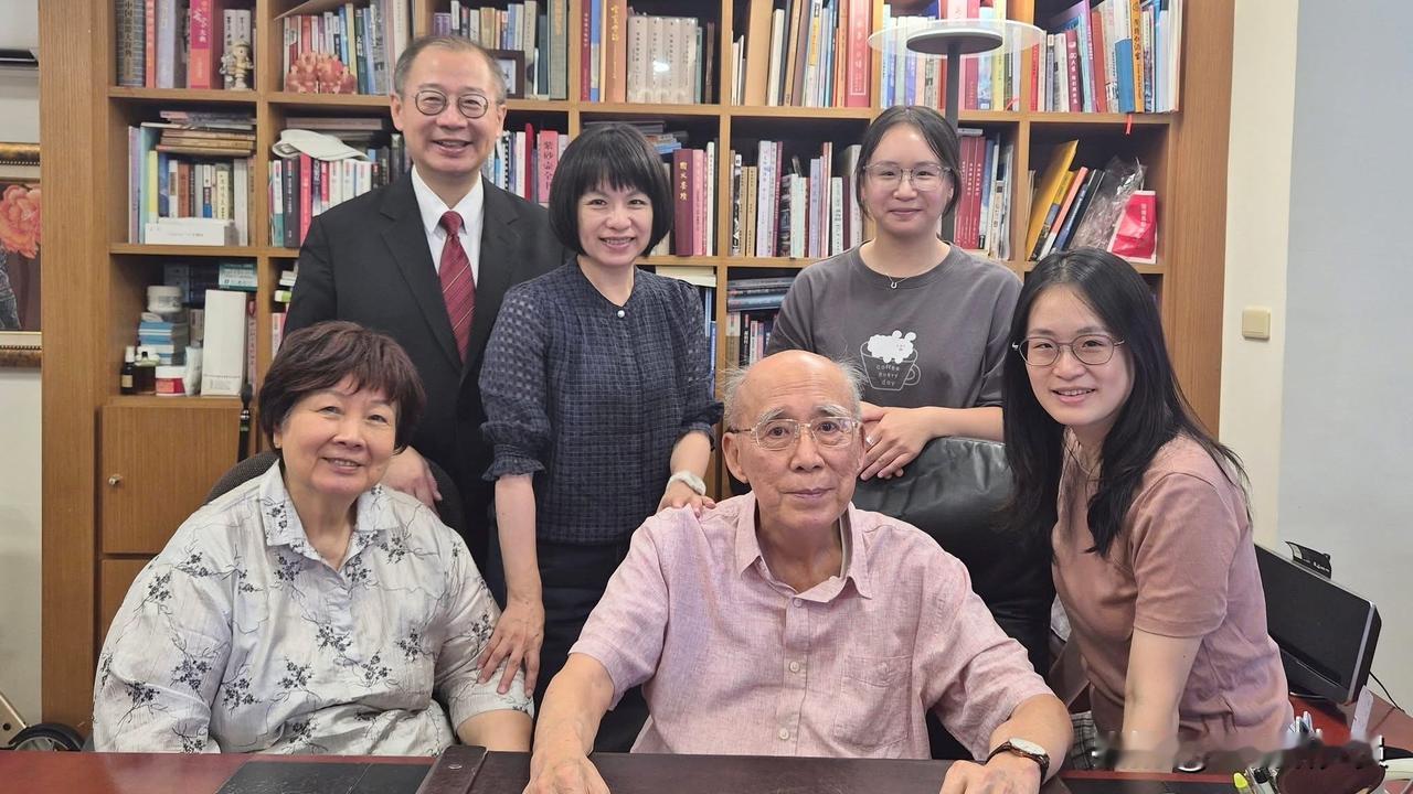 国民党前主席吴伯雄之子、桃园县前县长吴志扬今（27日）在脸书发文表示，今天爸爸很