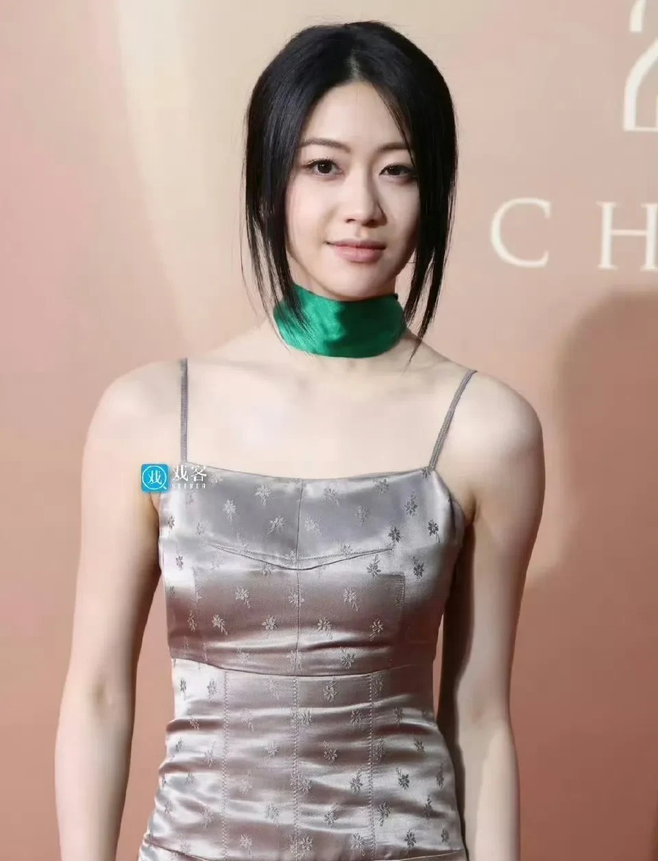 向涵之有点汤唯的意思…今晚的盛典红毯我看到向涵之的生图，一瞬间真的幻视汤