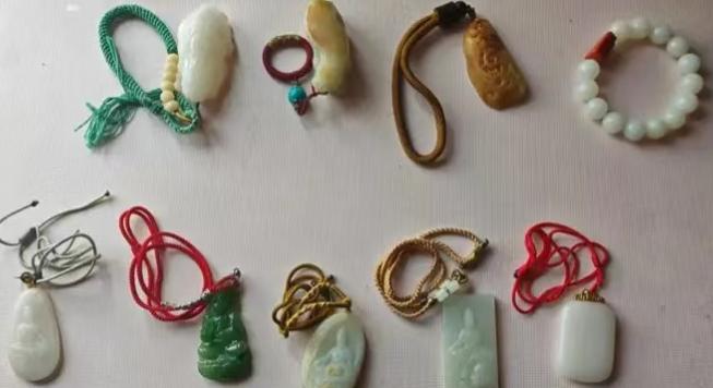 上海，张女士的弟弟离世后，他的卡却还在不停往外转账，当天被人转走20万，取现1万