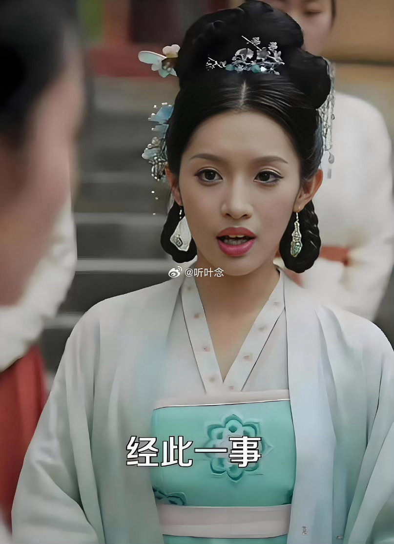 短剧播出没审核吗啊？这也太明显的穿帮了…把手机放在胸前了都