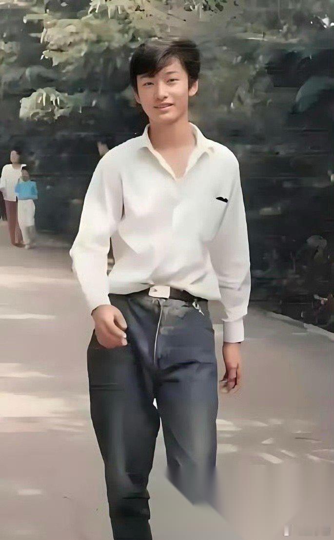 黄晓明当年在北电96班，简直是行走的荷尔蒙发射器！ 那五官立体得像雕刻...