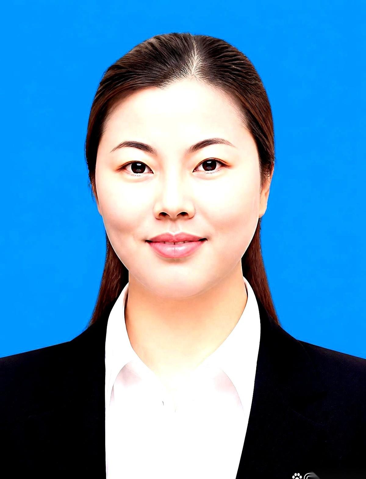 把手贴在喉咙上，让听障孩子去摸声带的震动。大冬天把手泡进刺骨冷水，洗那些沾满屎