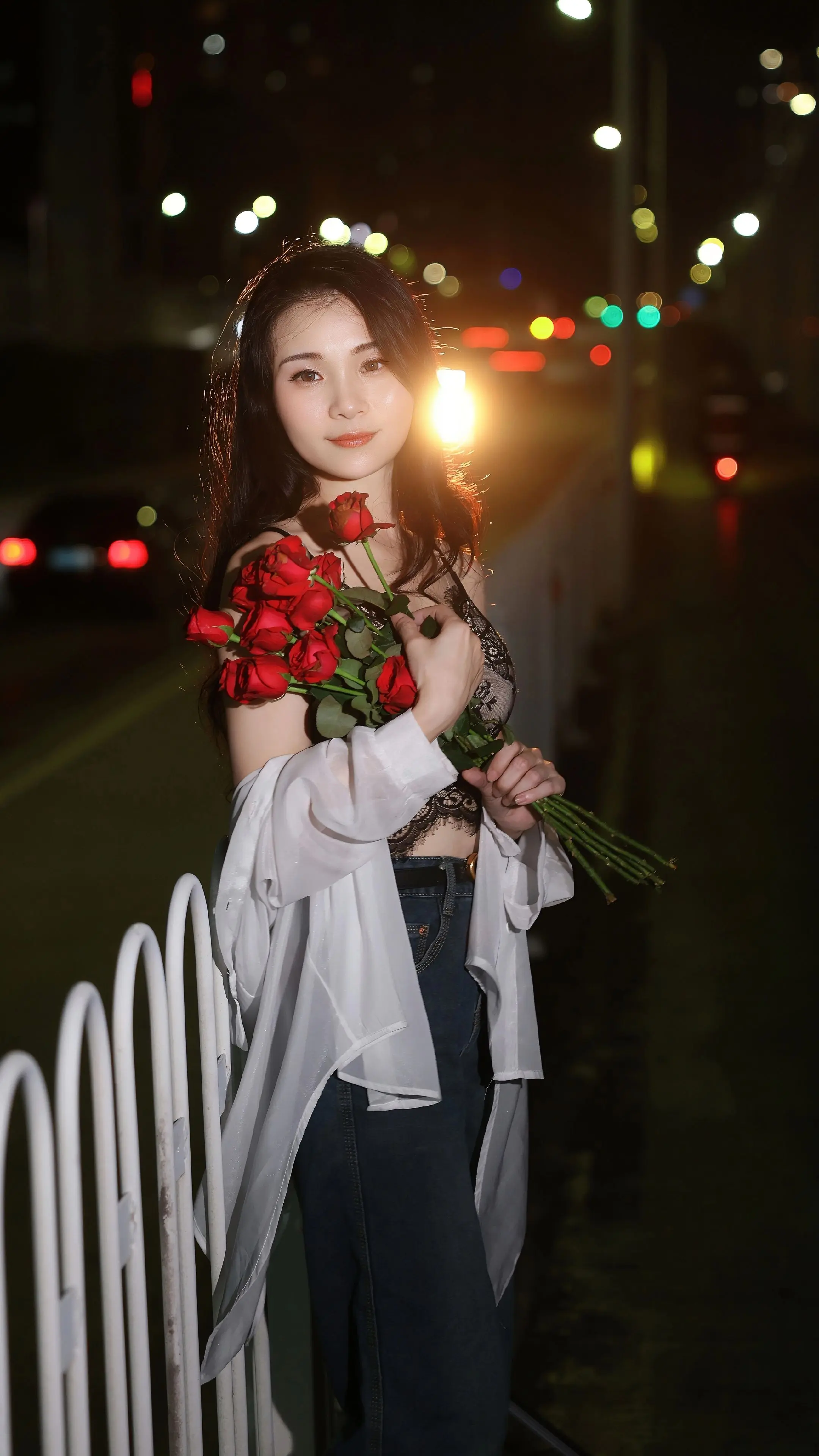 深夜街拍氛围感 夜晚的玫瑰氛围感拉满了 故事感街拍