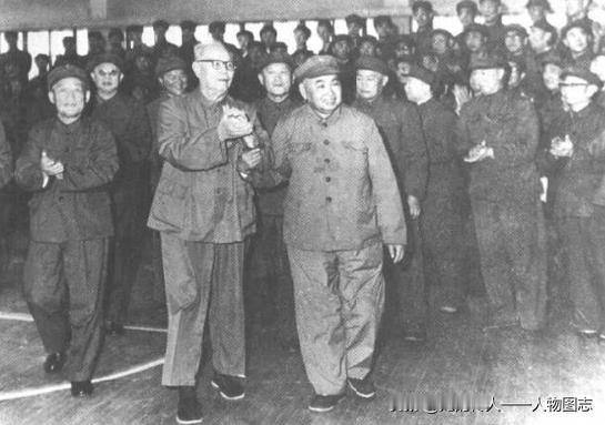 一九七九年七月，许世友陪同叶剑英在南京接见全区师以上干部