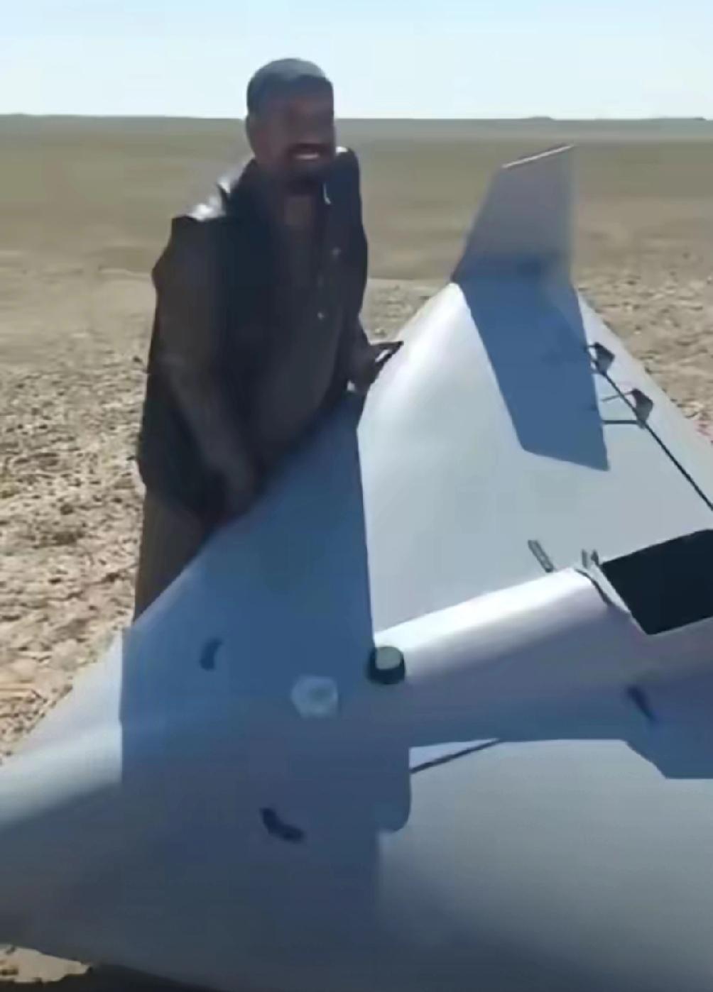 这个伊拉克人发财了！说出来估计没人敢信，他居然在自家附近的空地上，捡到了一架美