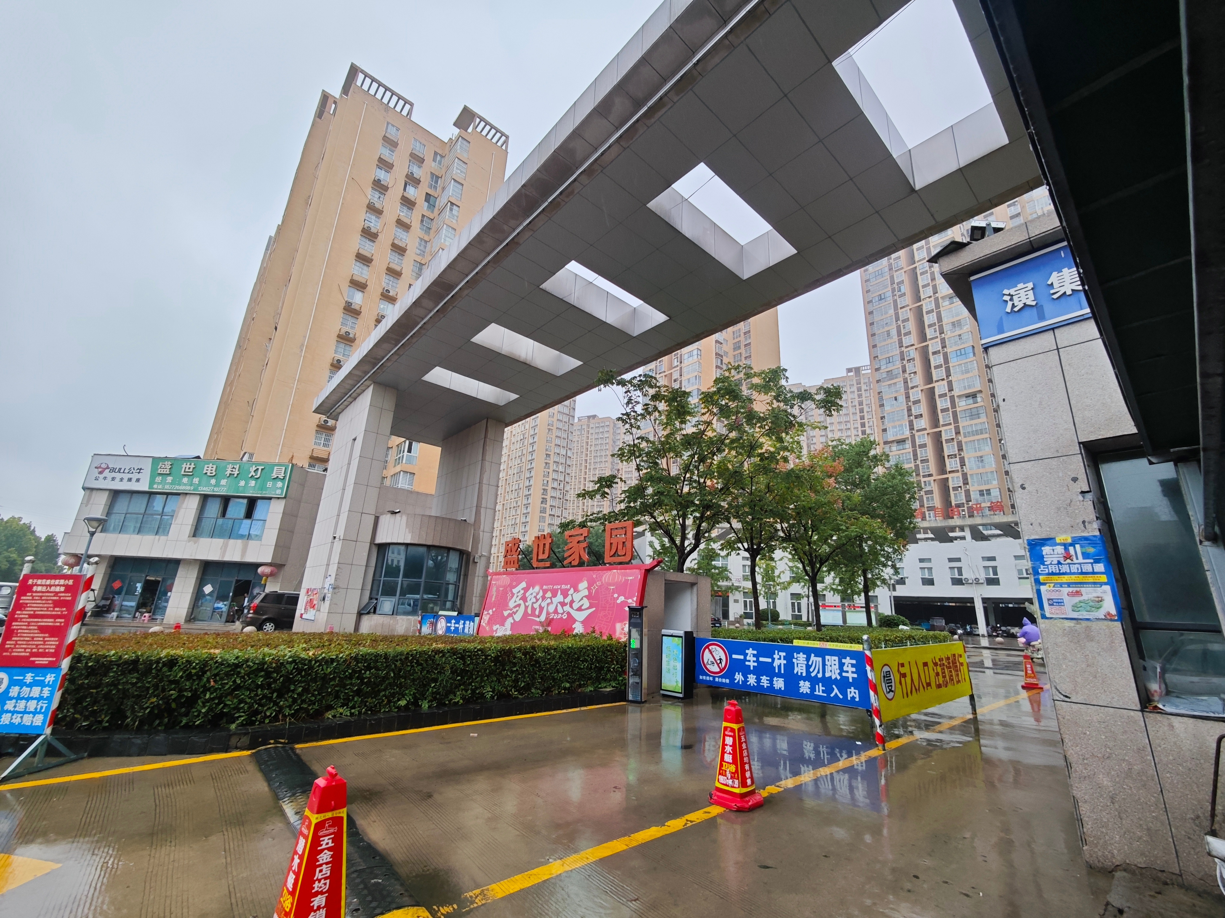 我们老家这个小区豪车不让进，只让普通车进。这里塌陷区是安置房，住的大部分是村民。