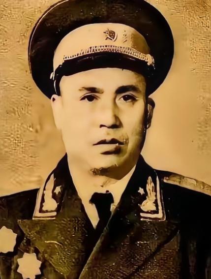 1947年，四野一位师长娶了牺牲战友的遗孀。新婚夜，他没碰新娘，反而对着她提了