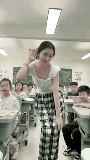 “坏”是天生的！一位幼儿园阿姨，打开手机准备录屏一段幼儿舞蹈，手机位置放好后，后