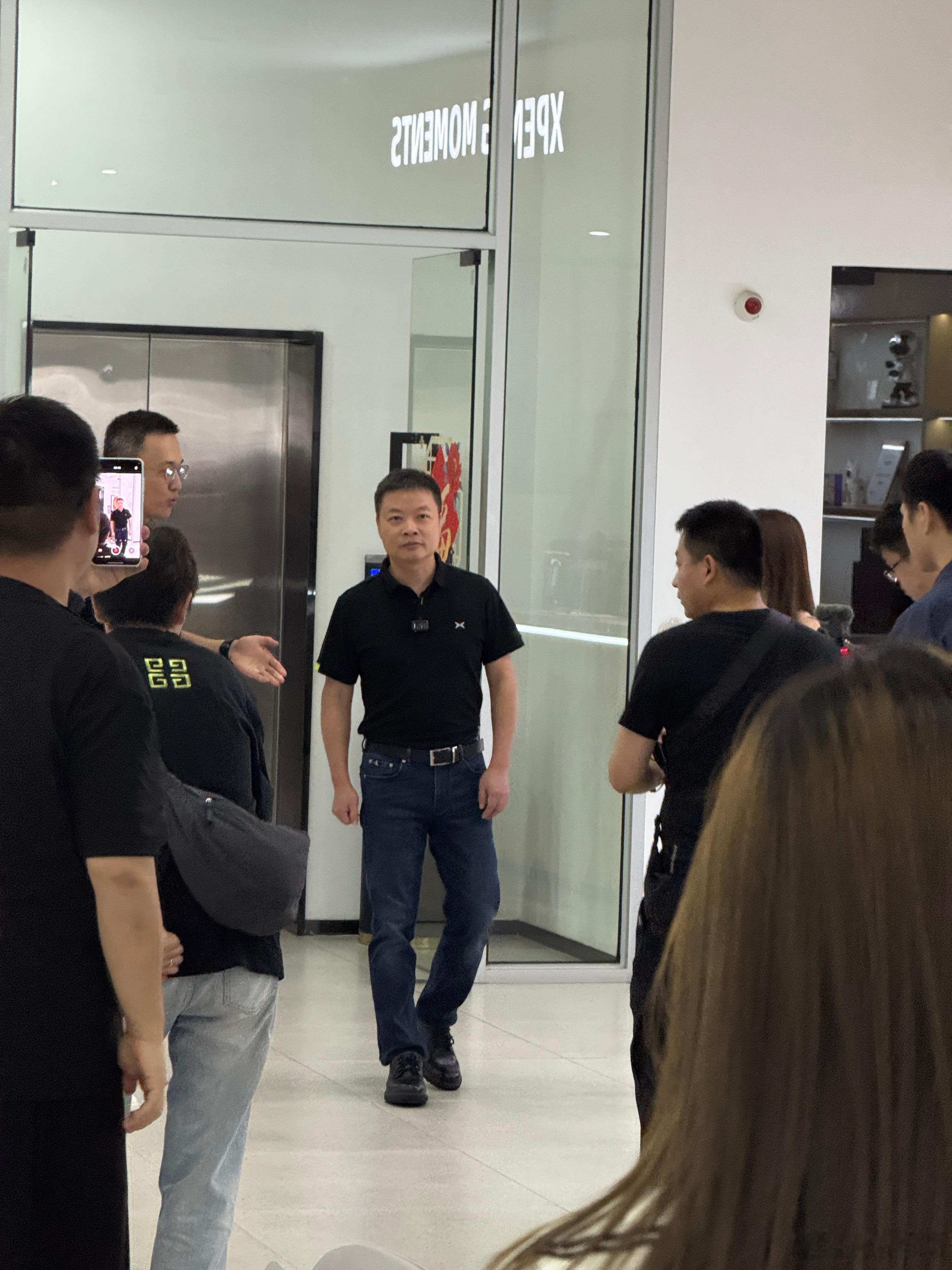 现场见证小鹏总给首批G7车主交车[666]车主们选择的颜色和轮毂搭配也非常丰富恭