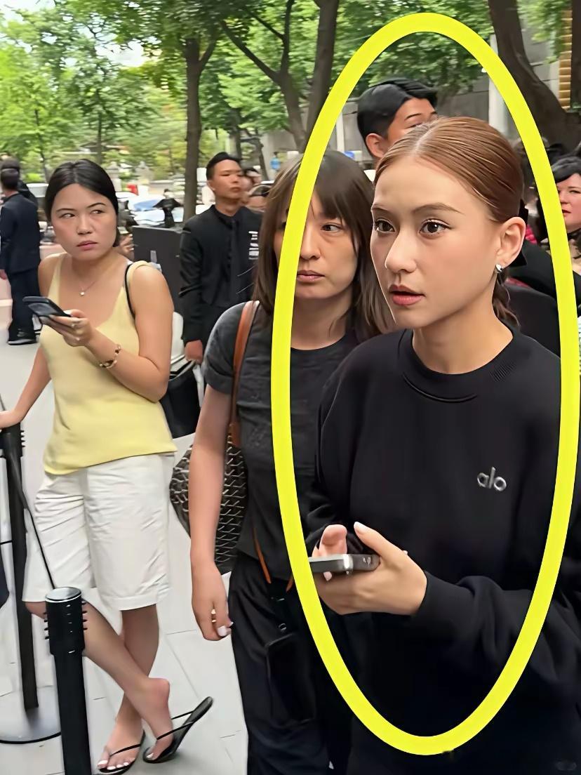 我勒个，何超莲路人视角长这样吗….​不愧是大富大贵之家出来的，也太有气质了吧！！