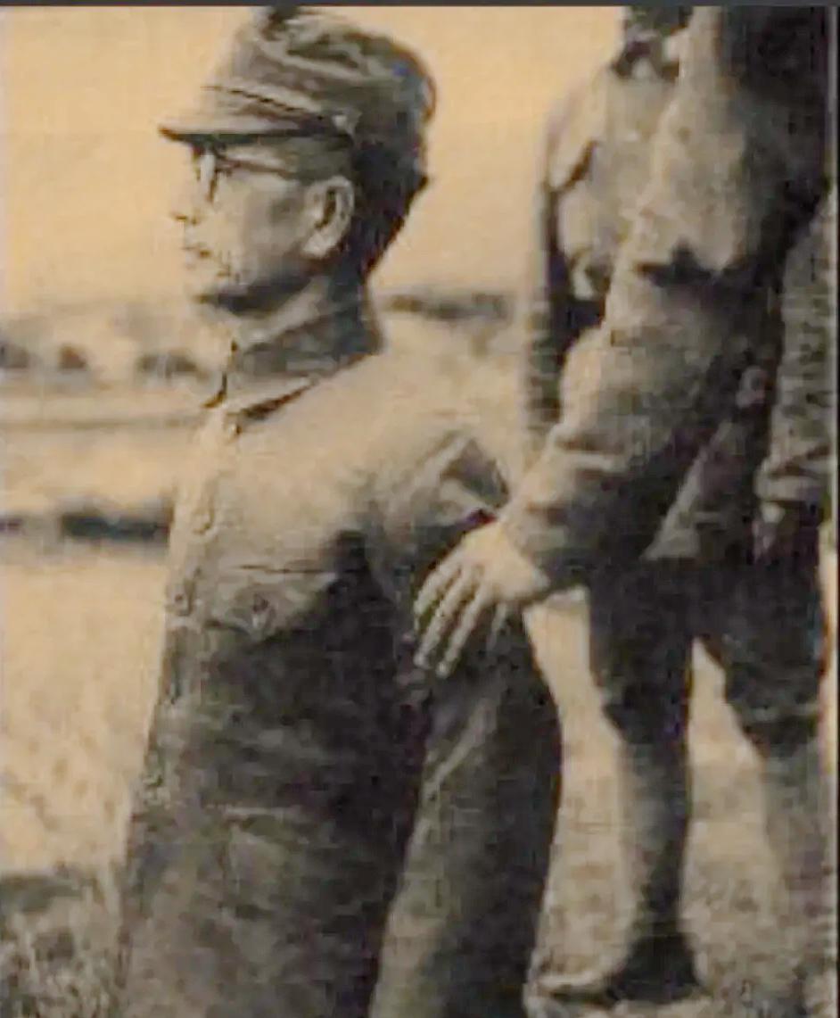 1947年，广州，日军中将田中久一被枪决前的最后留影，照片中他跪在地上，目视前方