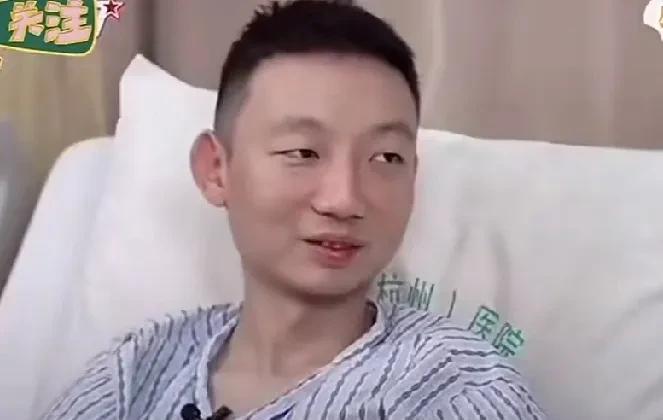 看姚策这个表情，是不是特别尴尬！这是姚策住院时，他问他亲妈杜新枝，“你和我郭威哥