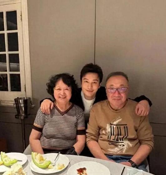 黄晓明青岛拍戏获家人探班，豪华房车里尽享天伦温情在娱乐圈摸爬滚打多年的黄晓明，