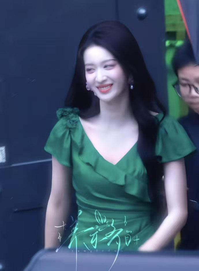 浮生都给王楚然穿了些啥啊刷到路透大失所望，王楚然这套套妆造太割裂了，艳丽配色+