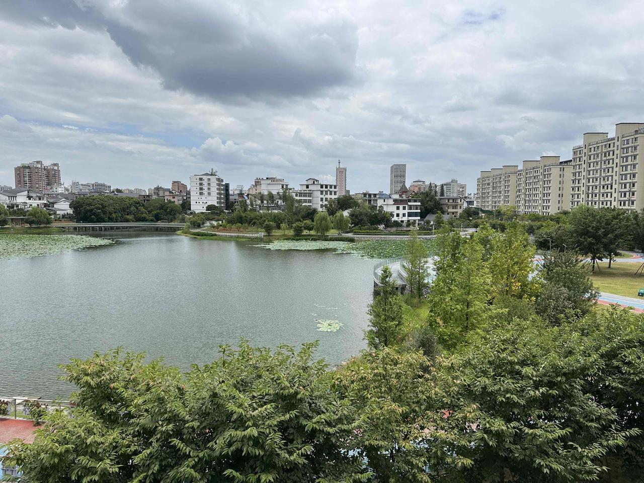 近日，从农村学校借调到县城学校教书的老同事接到了县城学校的通知，通知他们到学校去
