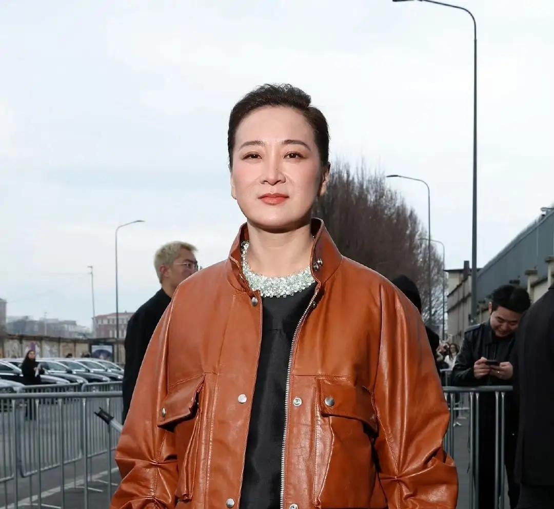 贾玲的“消失”，是一场蓄谋已久的全球进击。所有人都以为她团队散了，人气凉了。