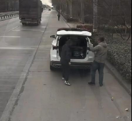 1月17日，河北，一男子开大货车路过姐姐家，姐姐等在路上，给弟弟送了很多吃的，满