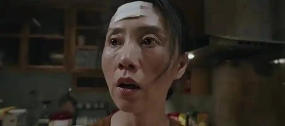 原来她还是AI短剧的导演呢。《迷墙》里，编导让江娟砸死詹春，救了余鸣的岳母，