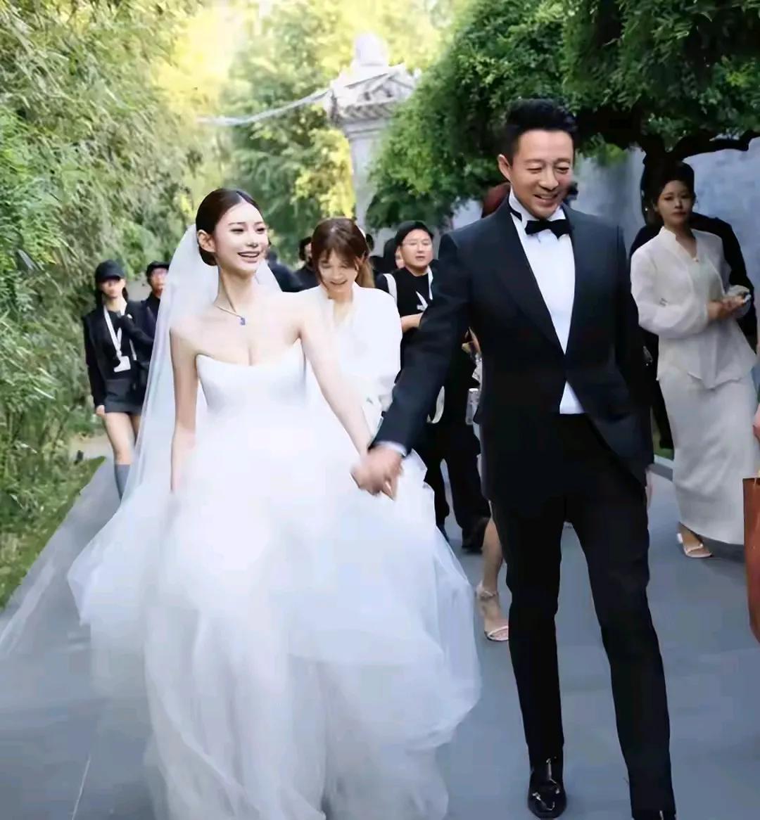 汪小菲两次结婚照，初婚笑得真是没心没肺啊，那时的他爱惨了大S，以为两人可以白头到