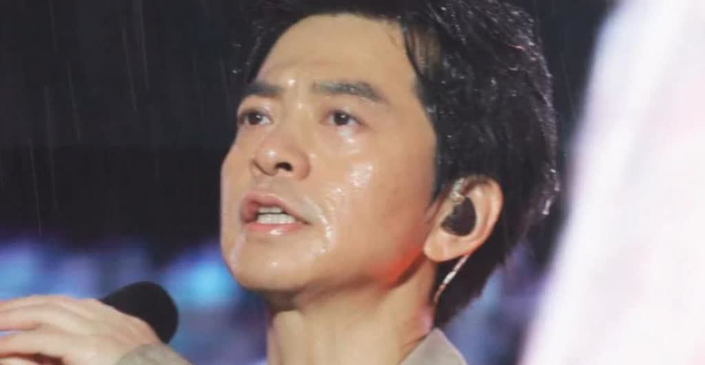 天哪，李健演唱会遇暴雨全程不打伞！5月31日，李健在浙江嘉兴开演唱会，可