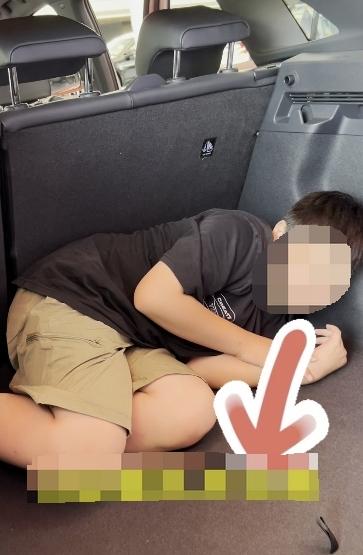 广东佛山，男子带一家7口出去旅游，把二婚妻子的两个孩子放在车里，却把自己9岁的亲