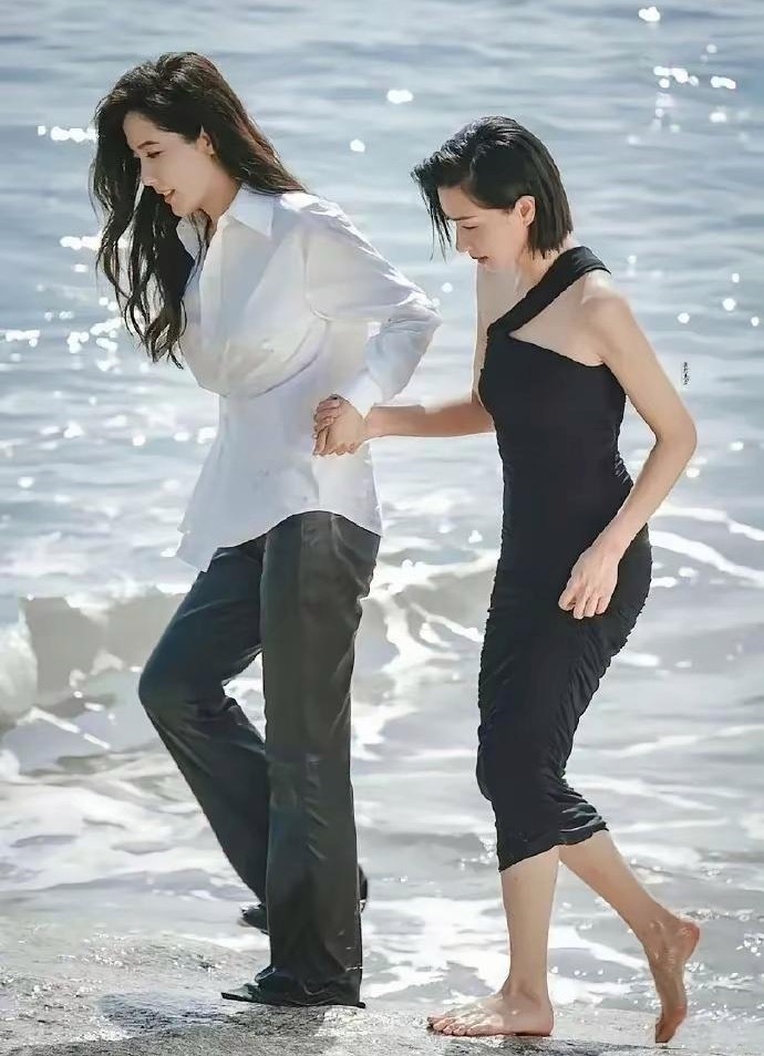 曾黎和万茜在一起真是有差距，曾黎看起来就是万茜的姐姐感觉，曾黎属于大女人型，万茜