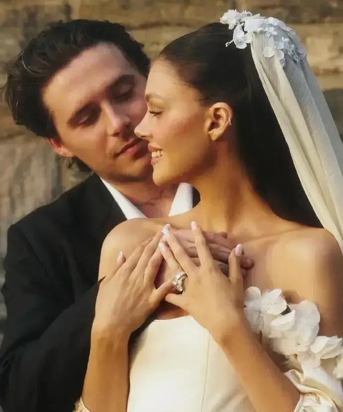 贝克汉姆3.8亿家产，只给长子留10%。婚礼上那件没穿上的婚纱，撕开了豪门