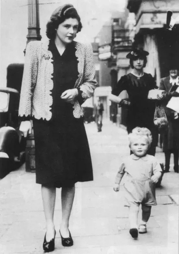 【来自投稿】英国名媛帕梅拉·丘吉尔和她的儿子小温斯顿·丘吉尔。她们是英国首相温斯