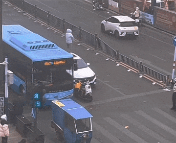 交警：有时候，我也挺想报警的​​​