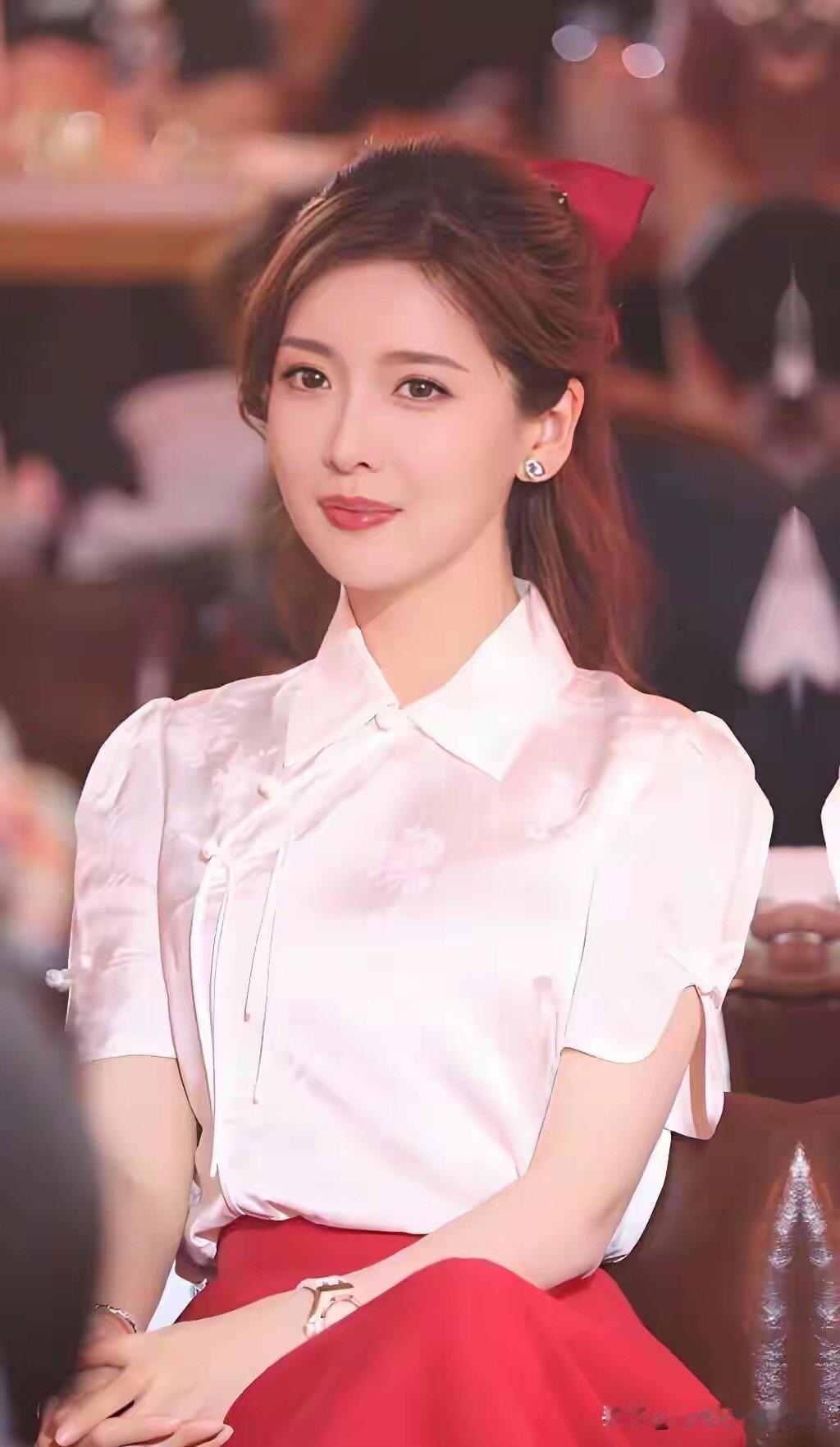 凤凰卫视最美的主持人朱梓橦，集才华和气质于一身，比前央视主持人许戈辉迷人一些。