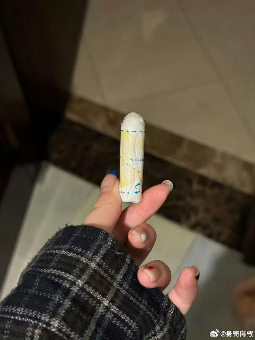 司机大哥被我的月经吓得忘记开车