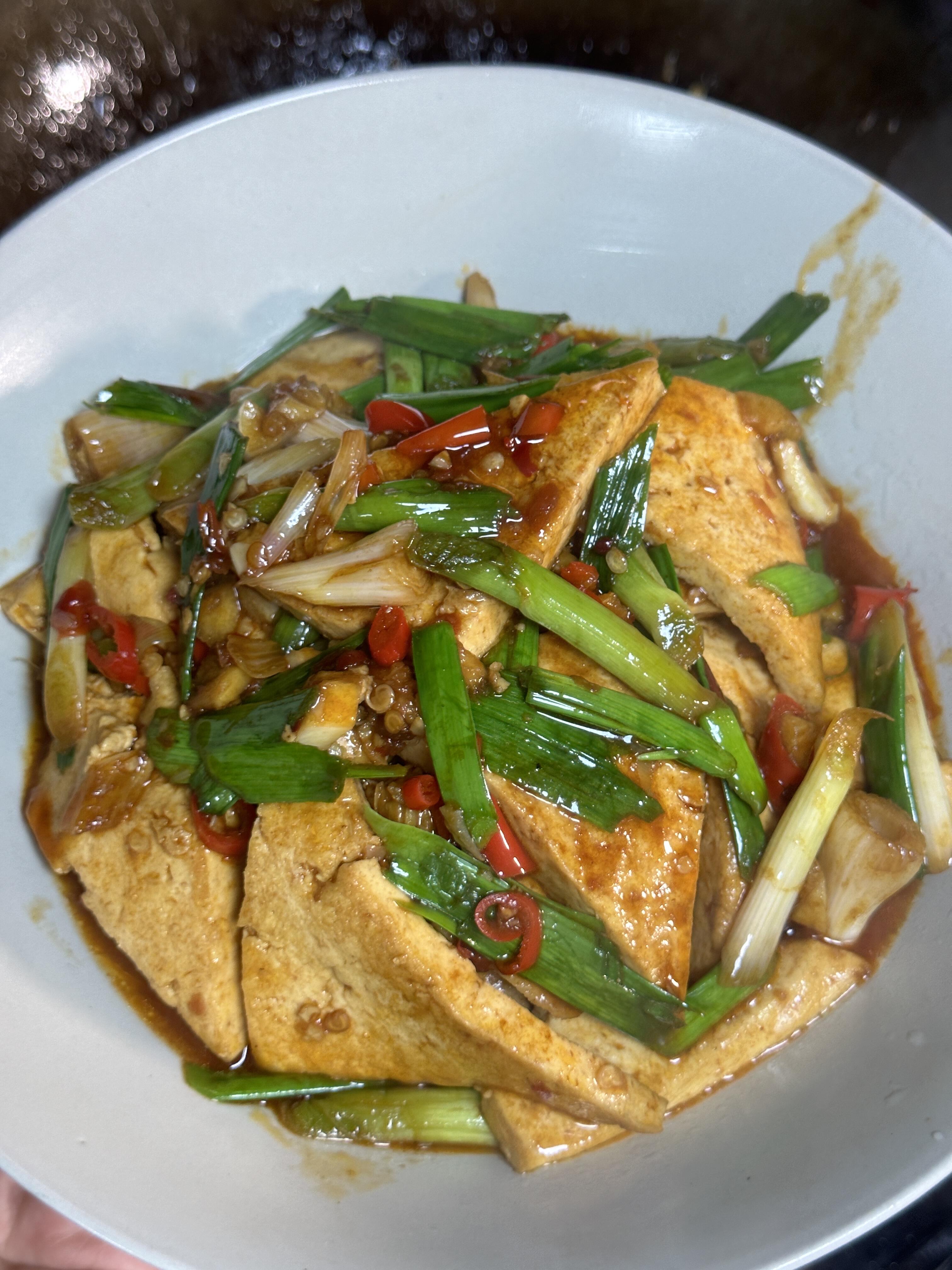 一定要做这道蒜苗烧豆腐，巨香巨好吃！豆腐香嫩～裹满浓郁的酱汁配上清脆的蒜苗，真