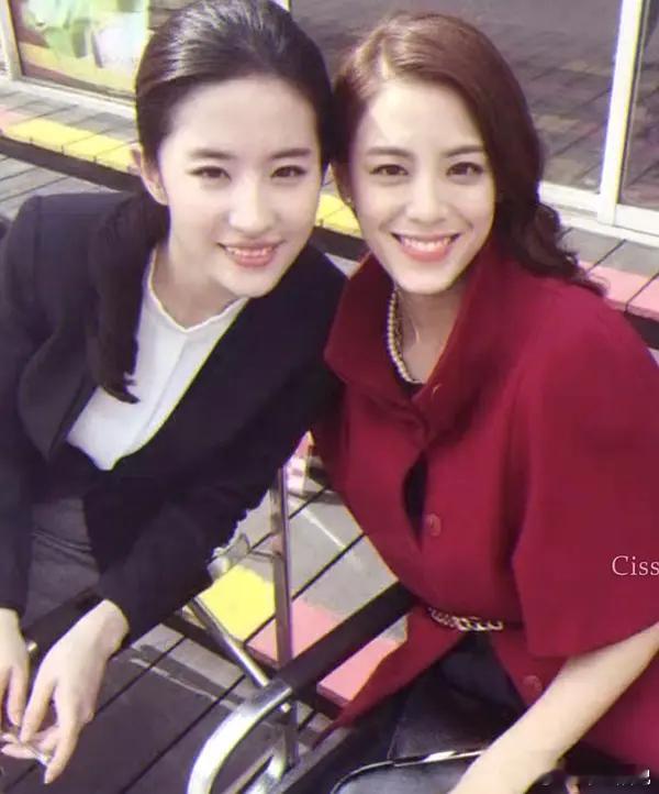 江语晨当时和刘亦菲合影，居然一点儿没输诶